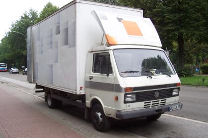 1 LKW mit Fahrer der auf den LKW Fachgerecht Packt und 2 Mann